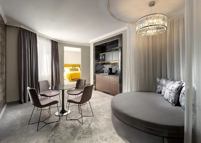 Mamaison Chain Bridge Hotel